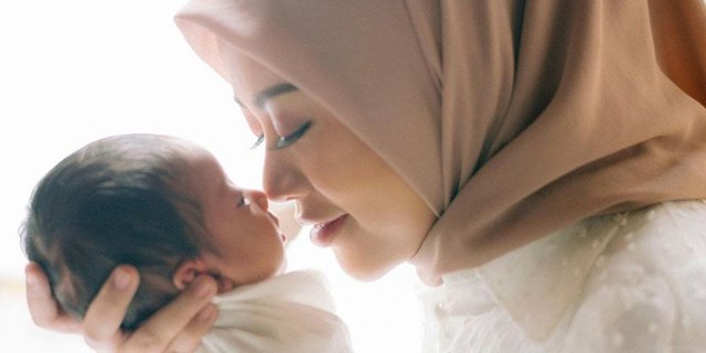 Detail Gambar Ibu Menggedong Bayi Nomer 33