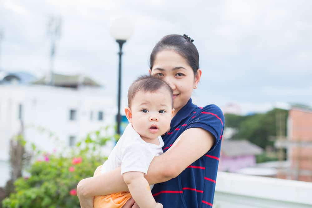 Detail Gambar Ibu Menggedong Bayi Nomer 37