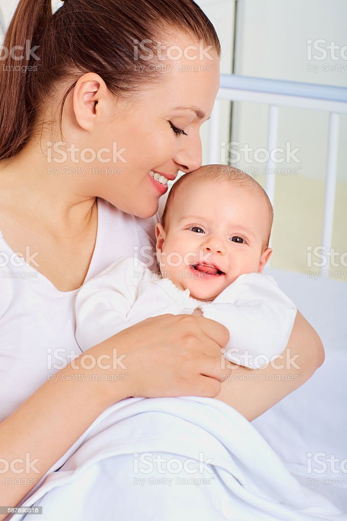 Detail Gambar Ibu Menggedong Bayi Nomer 38