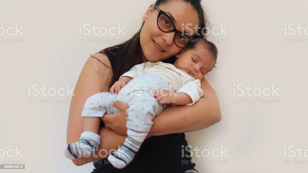 Detail Gambar Ibu Menggedong Bayi Nomer 58