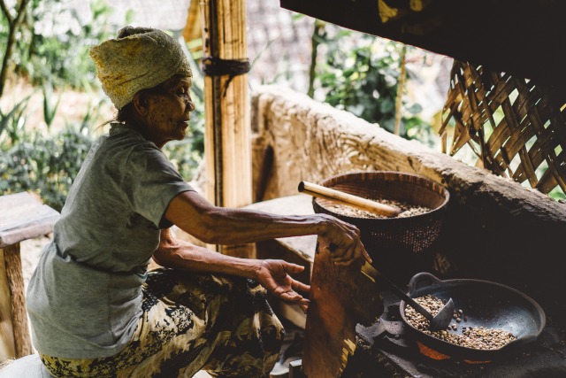 Detail Gambar Ibu Sedang Memasak Nomer 15