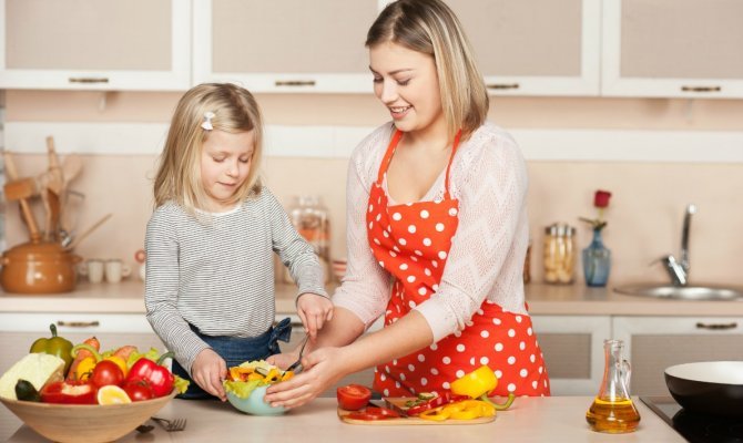 Detail Gambar Ibu Sedang Memasak Nomer 22