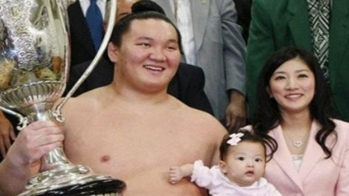 Detail Gambar Iklan Sumo Anak Kecil Lawan Orang Besar Nomer 19