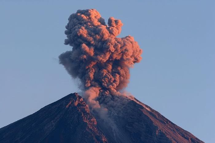 Detail Gambar Ilustrasi Gunung Meletus Nomer 24