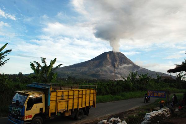 Detail Gambar Ilustrasi Gunung Meletus Nomer 33