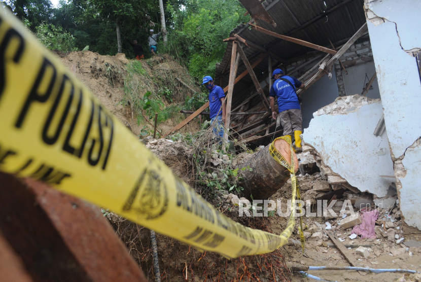 Detail Gambar Ilustrasi Tanah Longsor Nomer 49