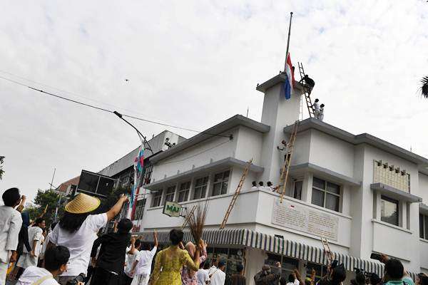 Detail Gambar Insiden Bendera Di Hotel Yamato Nomer 48