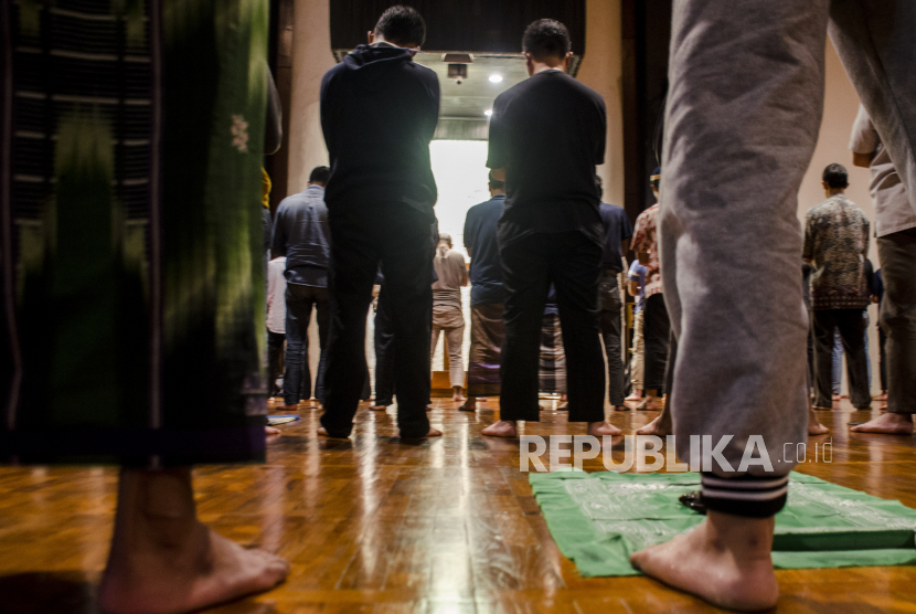 Detail Gambar Islamia Tentan G Shaf Shalat Nomer 30