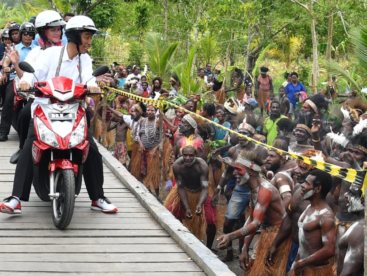 Detail Gambar Jalanan Dari Kayu Di Kabupaten Asmat Nomer 47