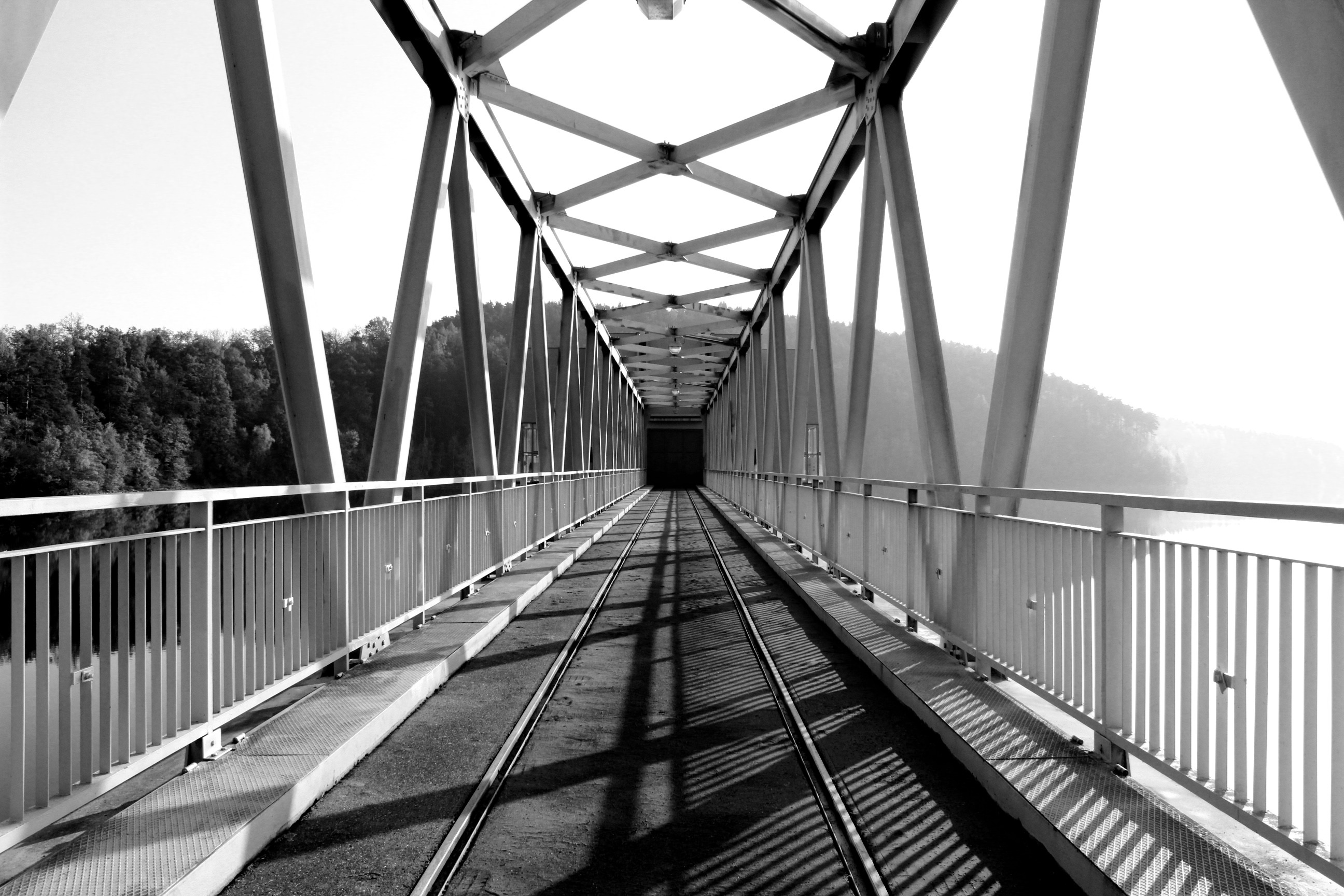 Detail Gambar Jembatan Hitam Putih Nomer 34