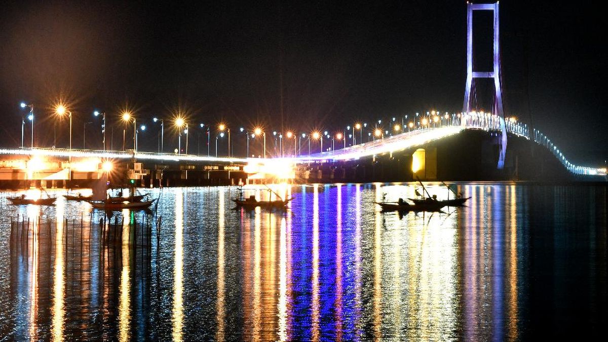 Detail Gambar Jembatan Suramadu Malam Hari Nomer 2