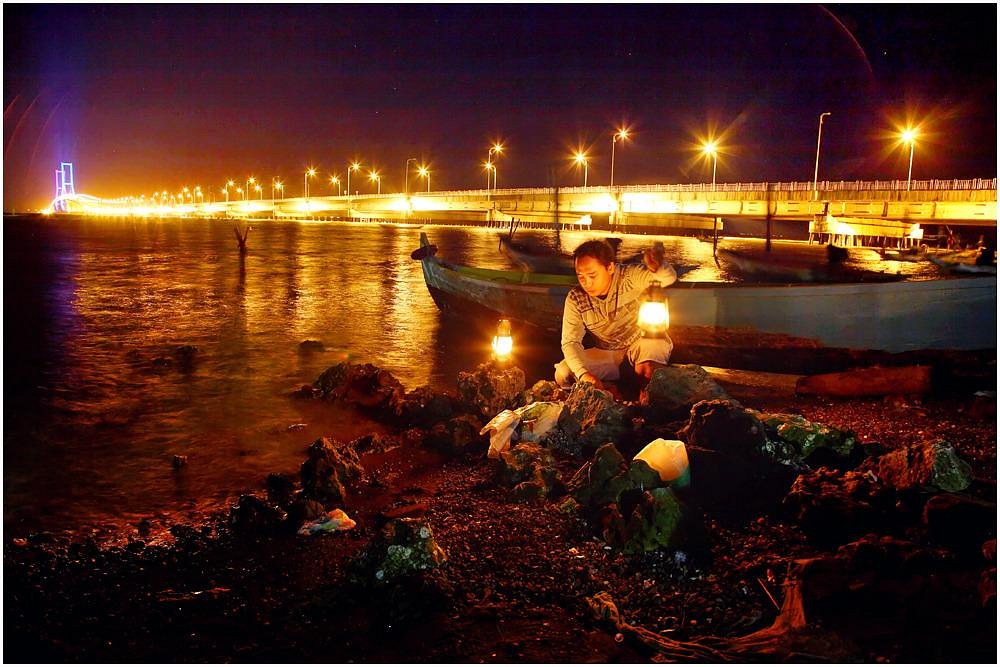 Detail Gambar Jembatan Suramadu Malam Hari Nomer 16