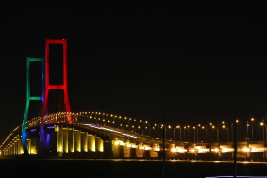 Detail Gambar Jembatan Suramadu Malam Hari Nomer 18