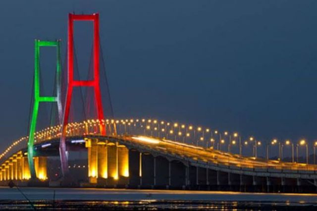 Detail Gambar Jembatan Suramadu Malam Hari Nomer 55