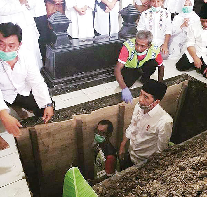 Detail Gambar Jenazah Di Liang Lahat Nomer 20