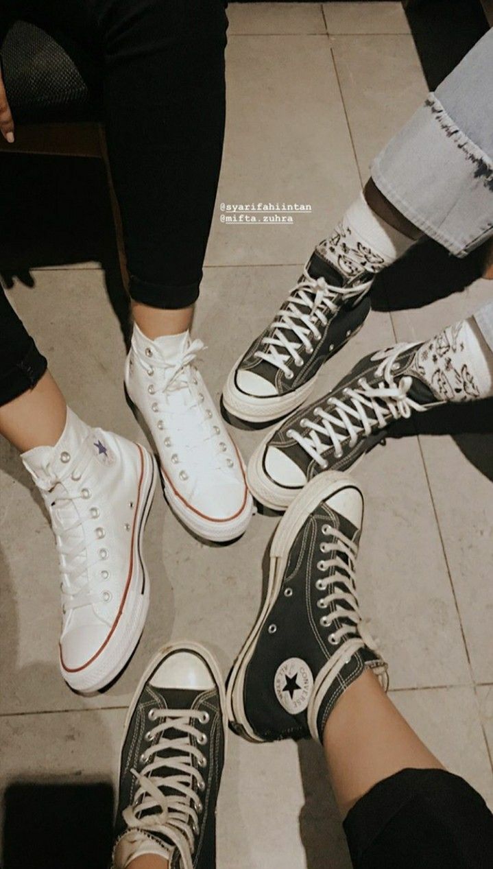 Detail Gambar Kaki Pakai Sepatu Converse Nomer 3