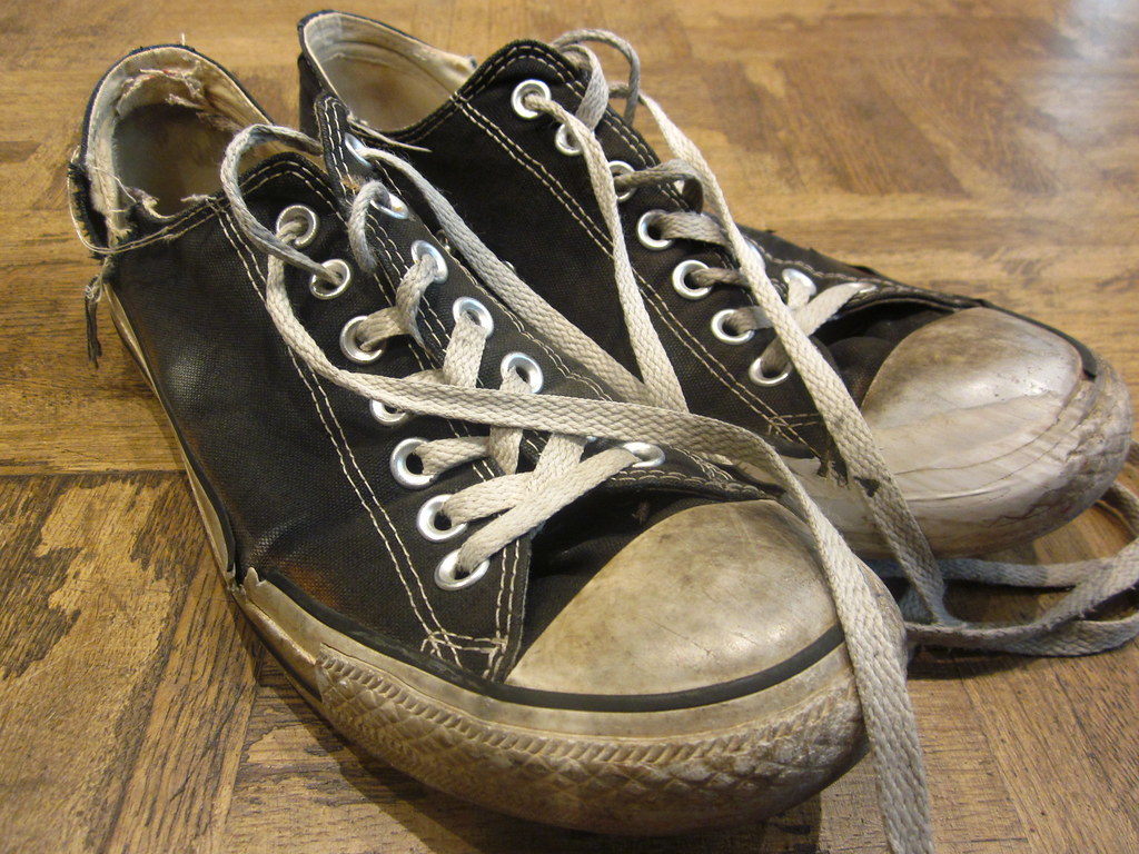 Detail Gambar Kaki Pakai Sepatu Converse Nomer 26
