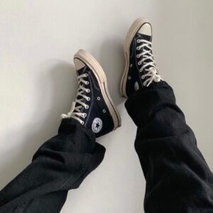 Detail Gambar Kaki Pakai Sepatu Converse Nomer 32