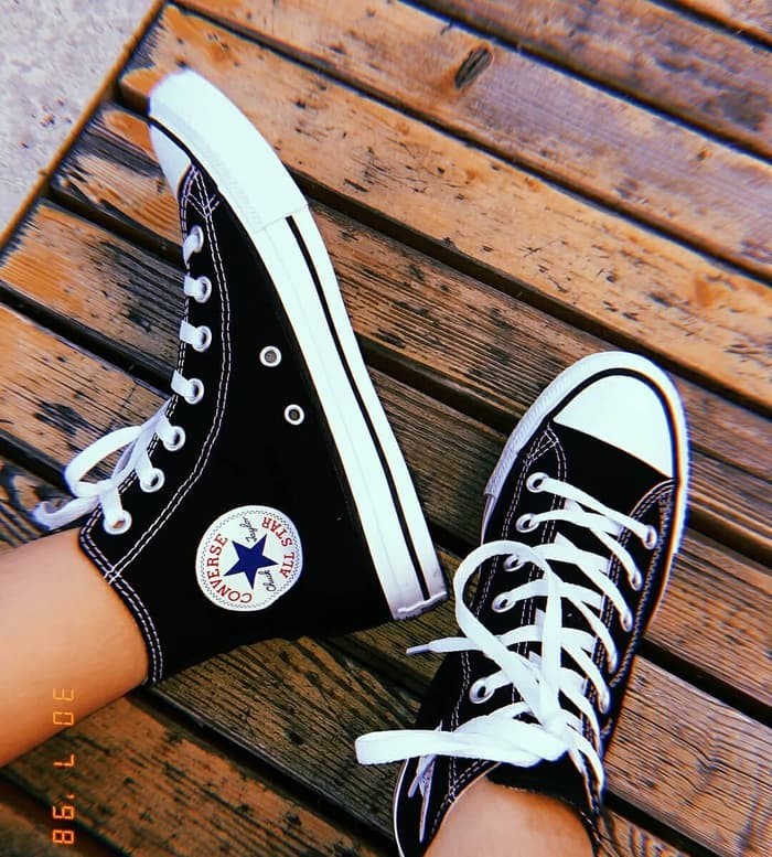 Detail Gambar Kaki Pakai Sepatu Converse Nomer 8