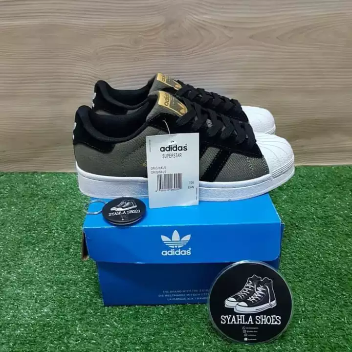 Detail Gambar Kaki Pake Sepatu Adidas Nomer 25