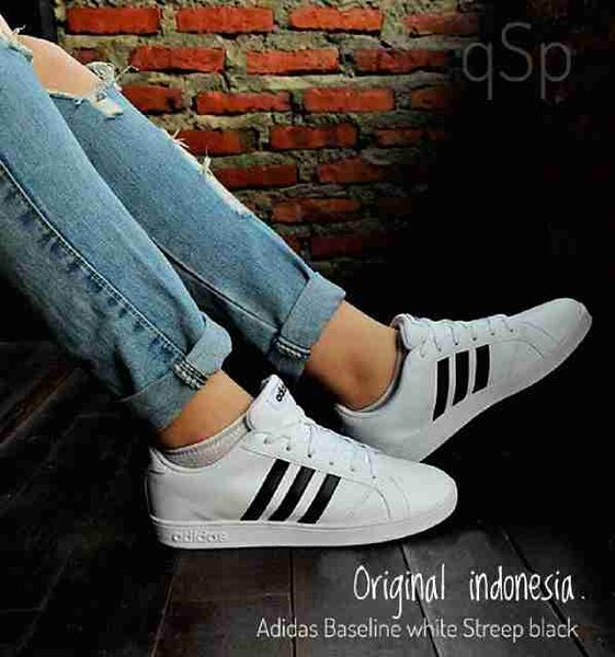 Detail Gambar Kaki Pake Sepatu Adidas Nomer 5