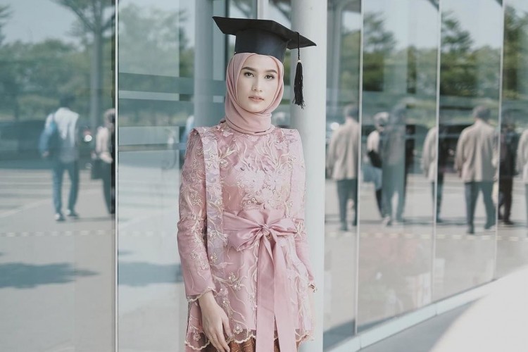 Detail Contoh Kebaya Wisuda Nomer 13