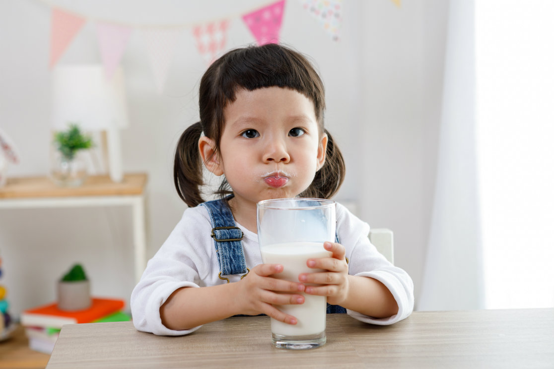 Detail Gambar Kartun Anak Anak Minum Susu Real Good Nomer 46