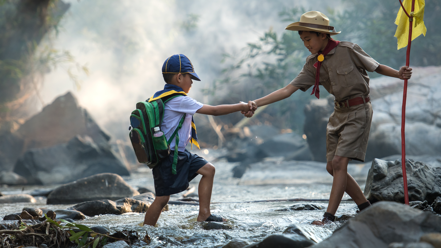 Detail Gambar Kartun Anak Sedang Menolong Temannya Nomer 37