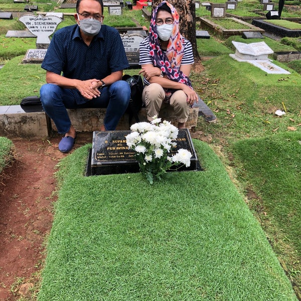 Detail Contoh Makam Pakai Rumput Nomer 28