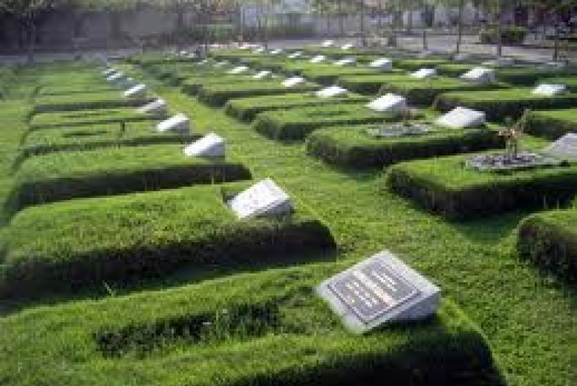 Detail Contoh Makam Pakai Rumput Nomer 45