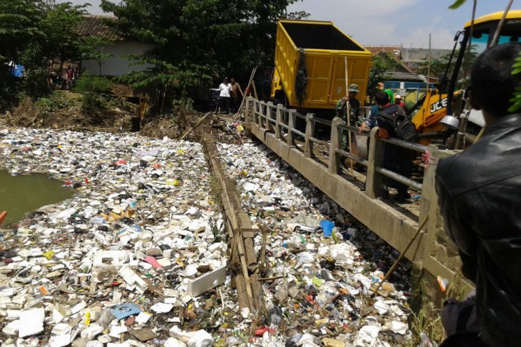 Detail Gambar Kartun Buang Sampah Di Sungai Nomer 50