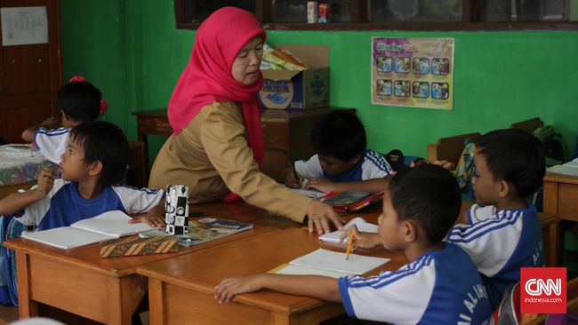 Detail Gambar Kartun Guru Sedang Mengajar Murid Nya Nomer 52