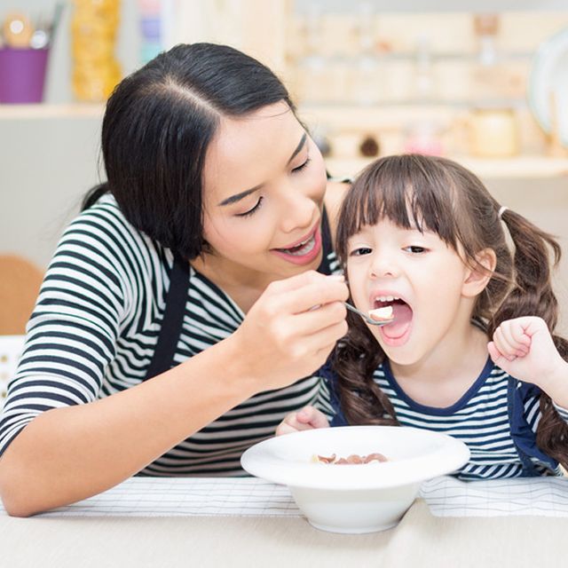 Detail Gambar Kartun Ibu Sedang Makan Snack Nomer 35