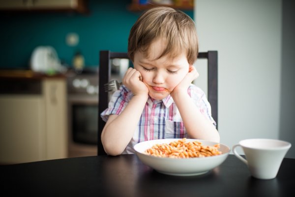 Detail Gambar Kartun Ibu Sedang Makan Snack Nomer 38