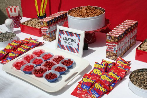 Detail Gambar Kartun Ibu Sedang Makan Snack Nomer 52