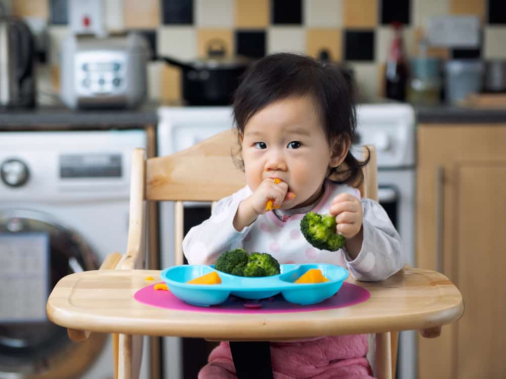 Detail Gambar Kartun Ibu Sedang Makan Snack Nomer 53