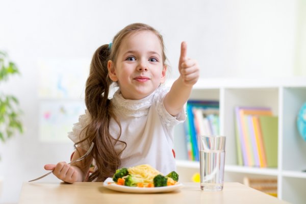 Detail Gambar Kartun Makan Makanan Tidak Sehat Nomer 47