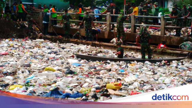 Detail Gambar Kartun Orang Buang Sampah Nomer 54