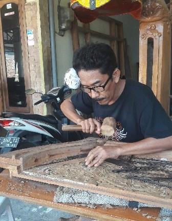 Detail Gambar Kartun Orang Sedag Mengukir Patung Kayu Nomer 34