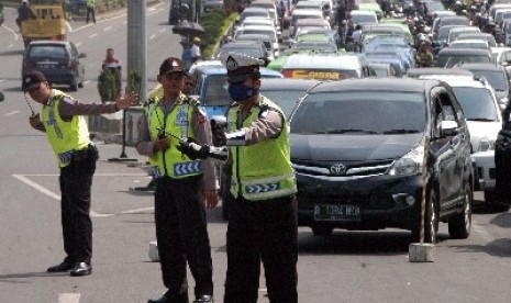 Detail Gambar Kartun Polisi Sedang Mengatur Lalu Lintas Nomer 20