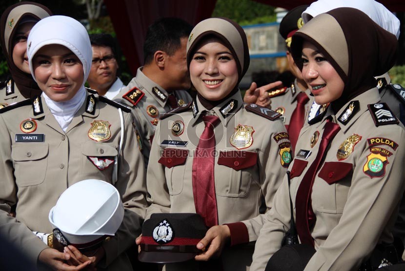 Detail Gambar Kartun Pria Tentara Dengan Gadis Berhijab Nomer 17