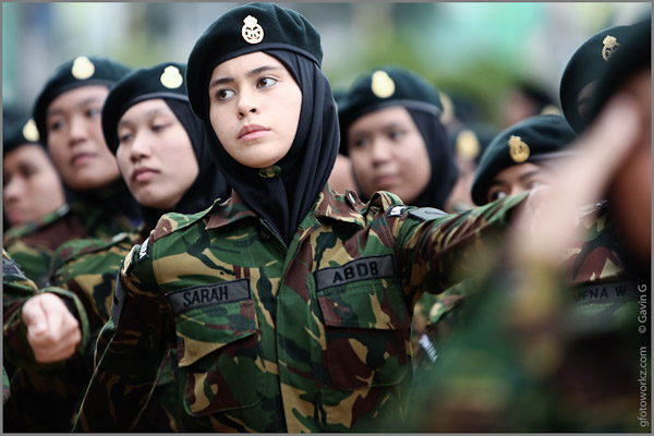 Detail Gambar Kartun Pria Tentara Dengan Gadis Berhijab Nomer 45