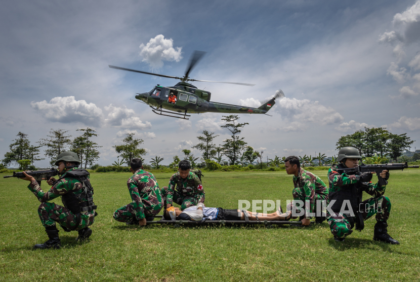 Detail Gambar Kartun Pria Tentara Dengan Gadis Berhijab Nomer 47