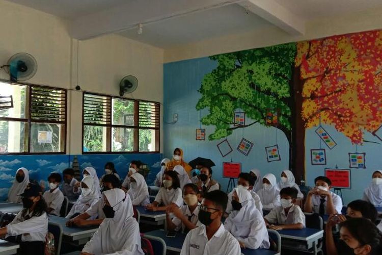 Detail Anak Anak Belajar Di Sekolah Nomer 12