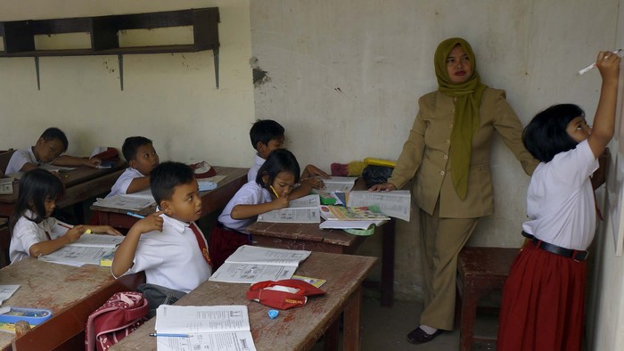 Detail Anak Anak Belajar Di Sekolah Nomer 28