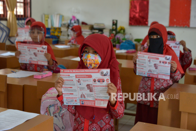 Detail Anak Anak Belajar Di Sekolah Nomer 35