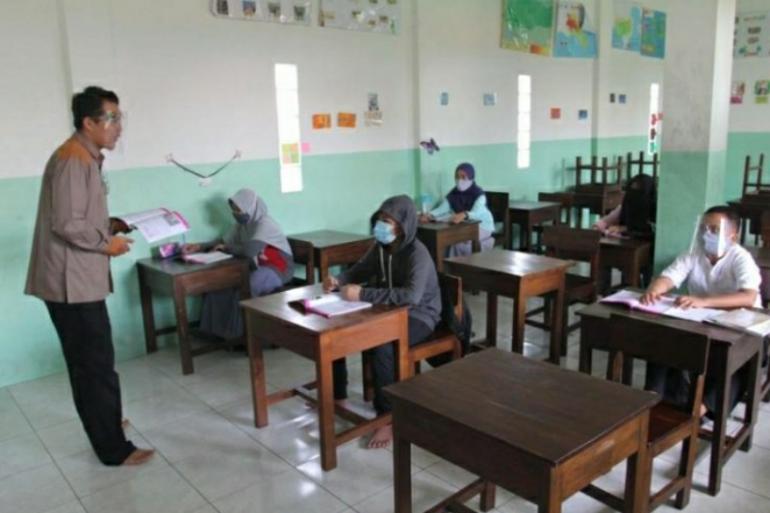 Detail Anak Anak Belajar Di Sekolah Nomer 36