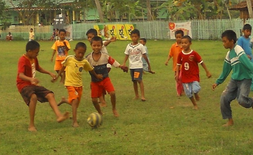 Detail Anak Anak Bermain Bola Nomer 2