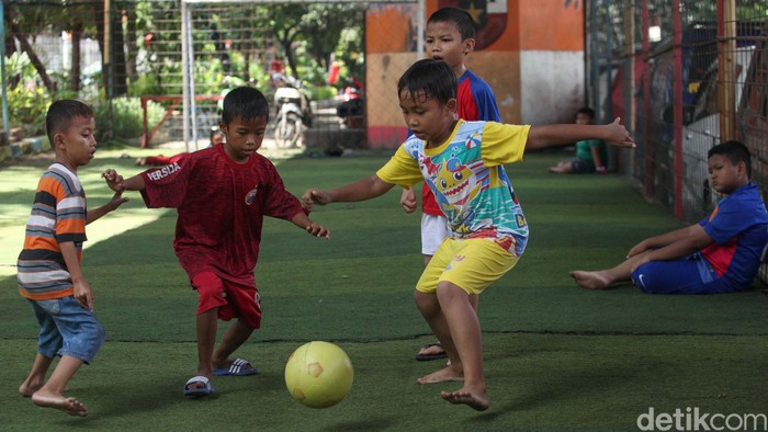 Detail Anak Anak Bermain Bola Nomer 15