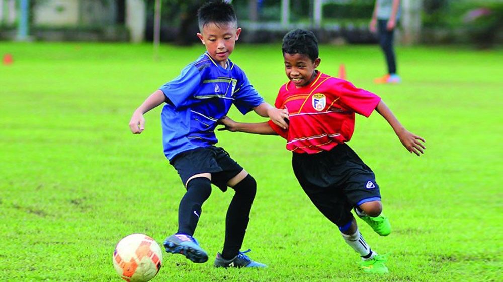 Detail Anak Anak Bermain Bola Nomer 22